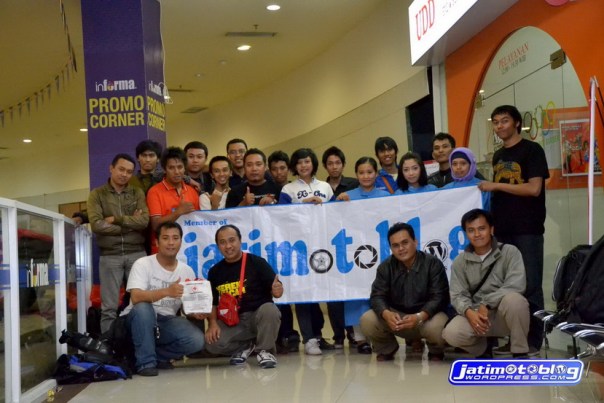 Berfoto bersama usai Baksos Donor Darah di MOG Malang