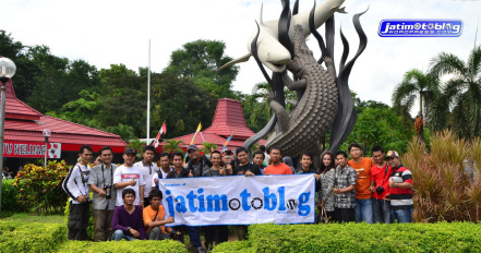 Bersama di monumén Suro-Boyo