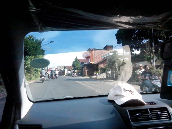 Jalanan masih sepi, kalau liburan biasanya bejubel