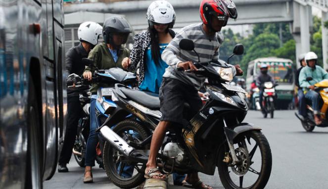 Pelanggar jalur busway melintasi separator
