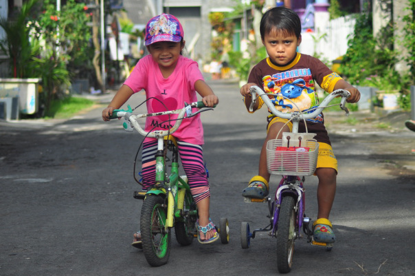 Vanessa (Echa) dan Marvel (Apenk) Mulai bergaya diatas sepeda-nya :D