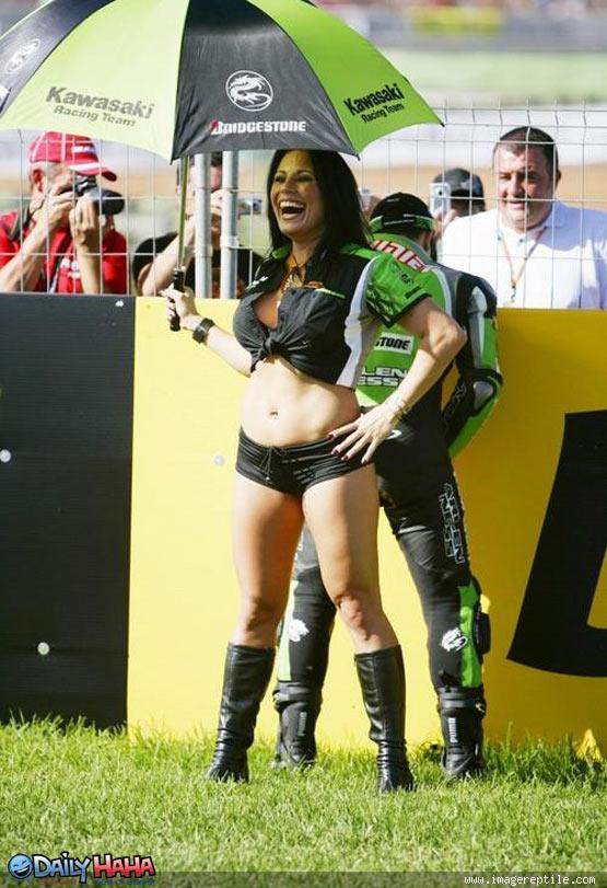 John Hopkins langsung cur di pinggir sirkuit, ditutupi umbrella girl :D