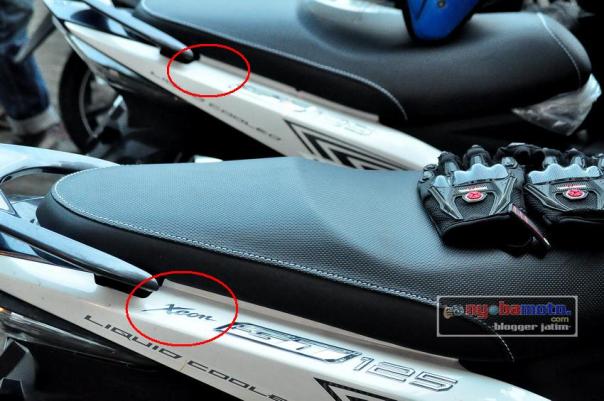 Lingkaran merah, berbeda Ada tulisan Xeon dan nggak ada