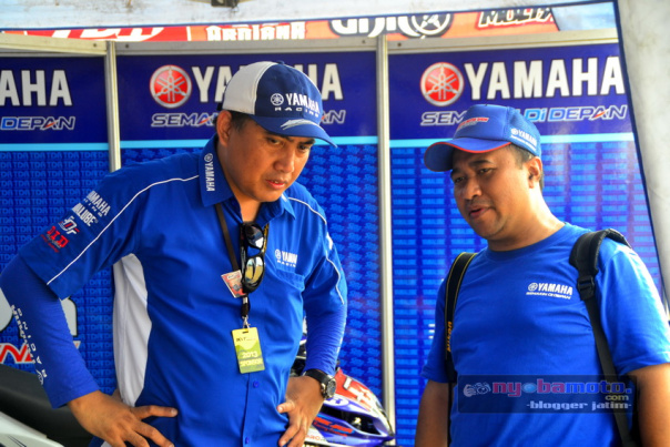 www.nyobamoto.com Serius berbincang dengan Mr. Abidin