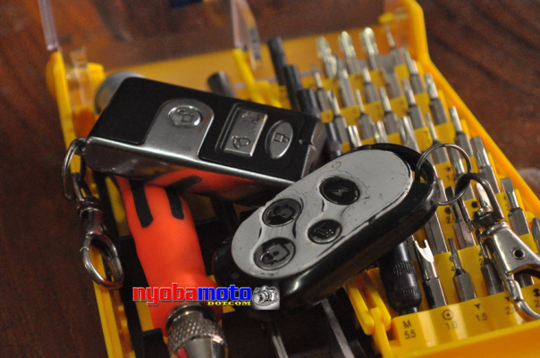 2 unit remote yang kali ini di komper