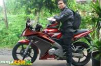 Gagahnya admin TMCBlog pake Vixion di sarungin :)