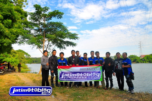 Sebelum Pulang Berfoto di Danau Ngipik