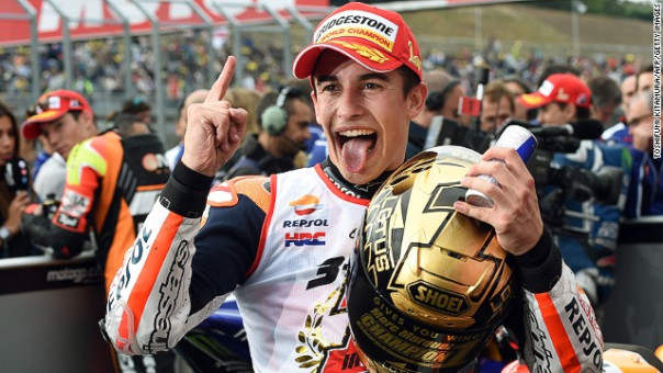 Marc Marquez Juara Dunia 2014_3 bersama Shoei Gold