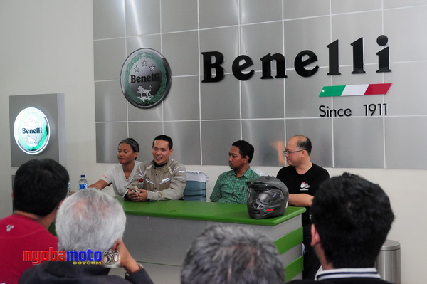 Mario Iroth saat press conf 1
