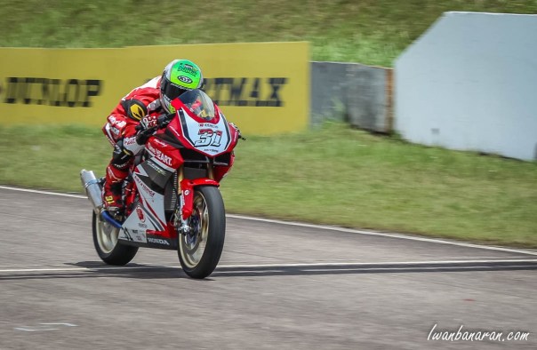 Gerry Salim AHRT Juara 1 Johor Malaysia_melintasi garis finish