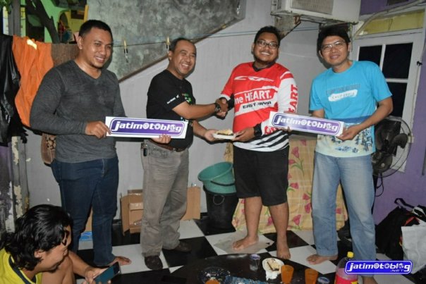 Bro Priyo sebelah kiri